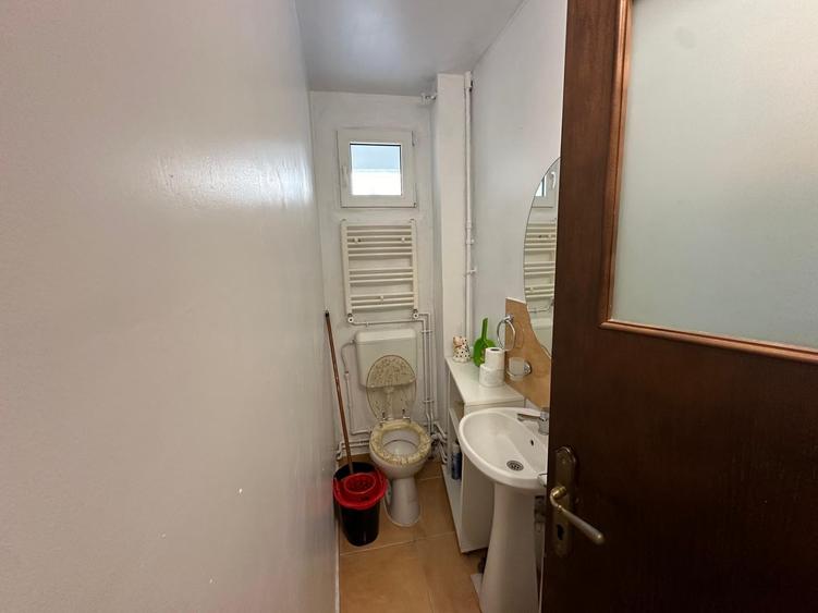 Apartament cu 4 camere decomandat în Titan