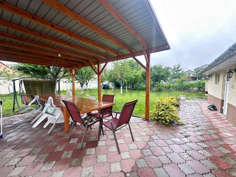 Casă individuală cu 11 camere cu Canalizare în Nufărul