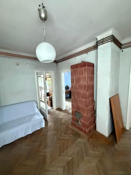 Apartament cu 3 camere semidecomandat în P-ța Victoriei
