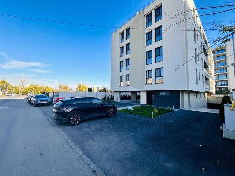 Apartament cu 3 camere semidecomandat în Dămăroaia