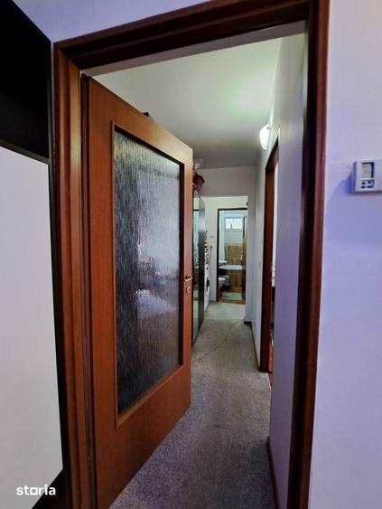 Apartament cu 3 camere semidecomandat în Traian