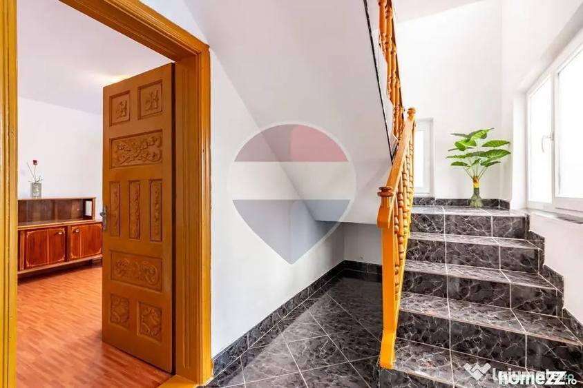 Casă cu 5 camere cu Teren 1842 Mp în Boboci