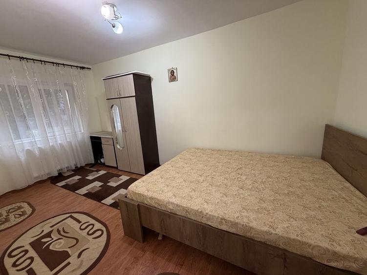Apartament cu 4 camere decomandat în Micro 4