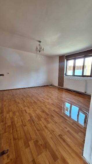 Casă cu 5 camere cu Garaj în Ghirodei