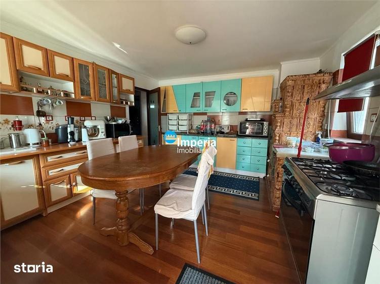 Casă cu 6 camere cu Teren 1330 Mp în Victoria