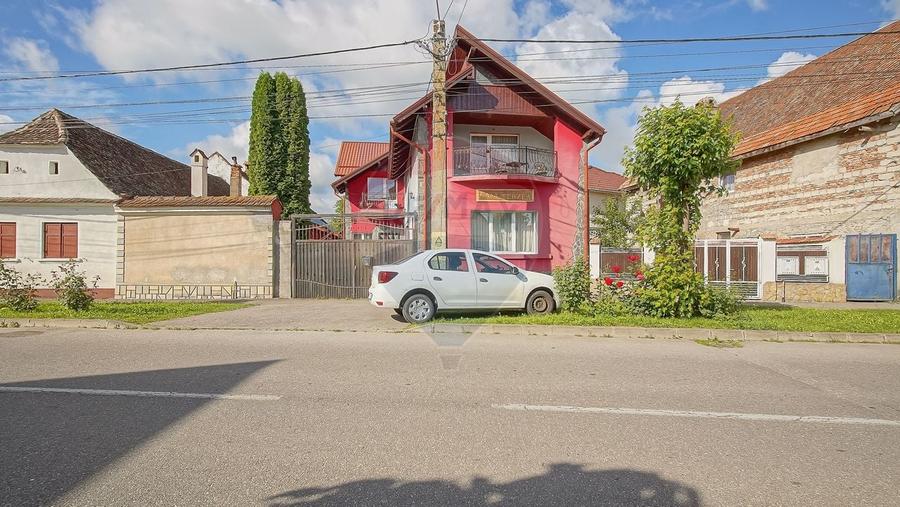 Casă individuală cu 11 camere cu Teren 789 Mp în Florilor