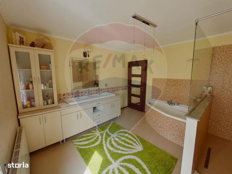 Casă cu 4 camere în Lazu Baciului