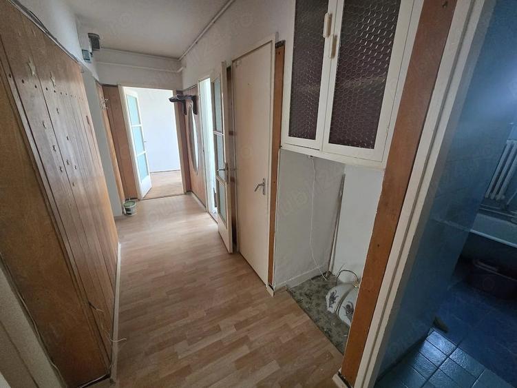Apartament cu 4 camere semidecomandat în Moroasa 1