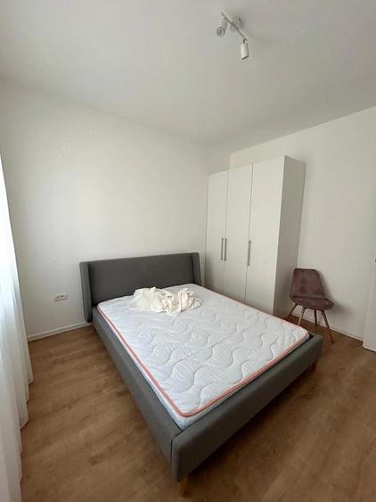 Apartament cu 3 camere semidecomandat în Aradului