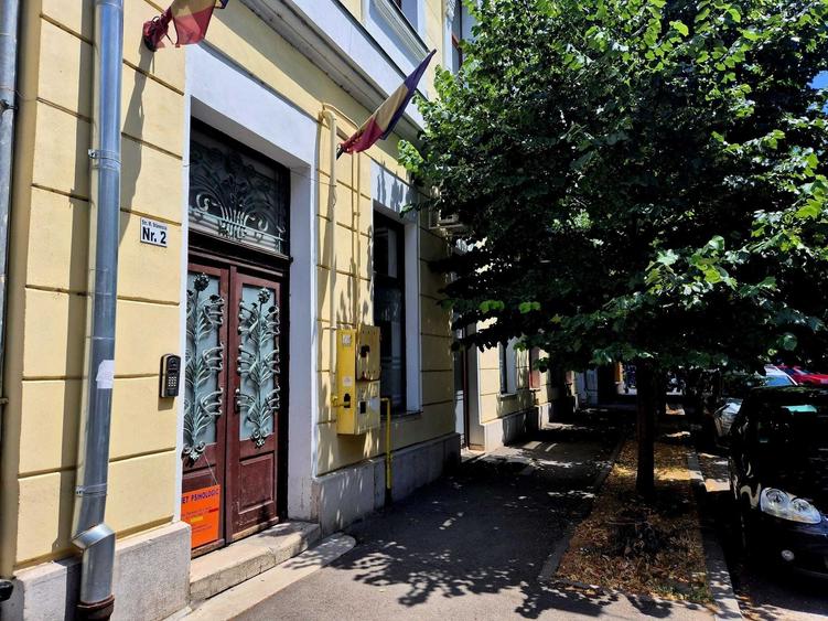 Apartament cu 2 camere semidecomandat în Central