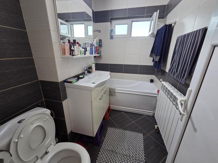 Apartament cu 3 camere semidecomandat, mobilat în Tătărași