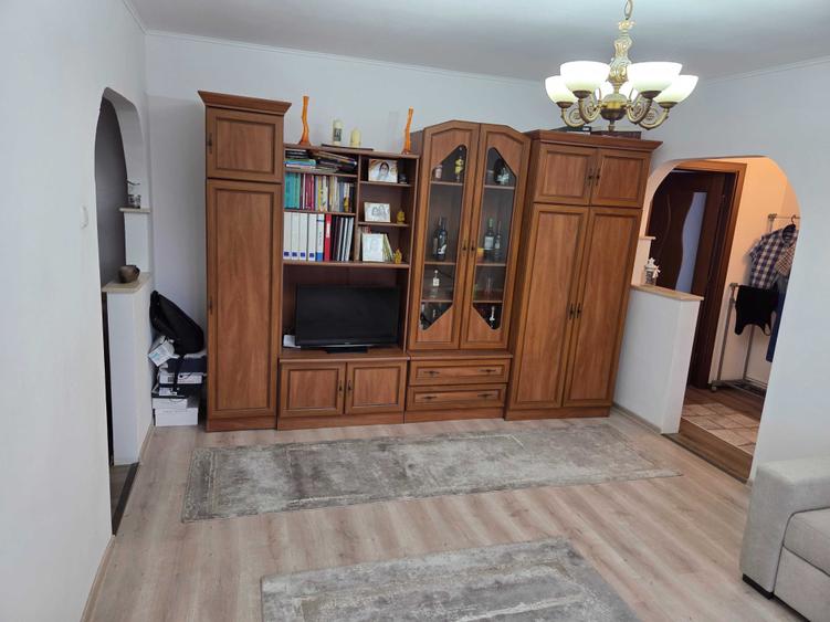 Apartament cu 2 camere semidecomandat în Solidarității