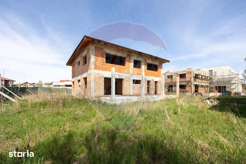 Casă cu 8 camere cu Teren 815 Mp în Central