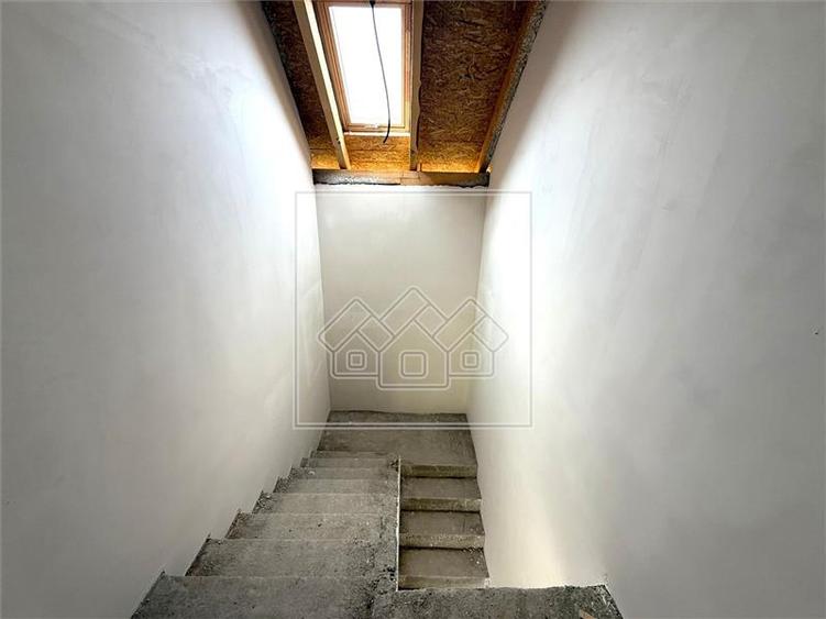 Casă individuală cu 5 camere cu Canalizare în Șura Mică