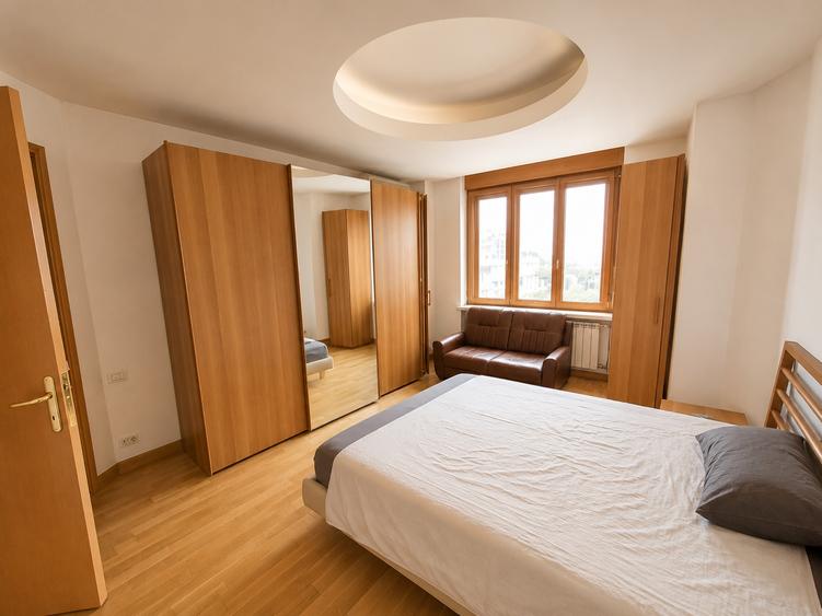 Apartament cu 3 camere decomandat în Moșilor