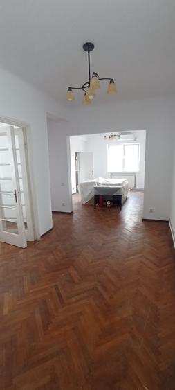 Apartament cu 3 camere semidecomandat în Tineretului
