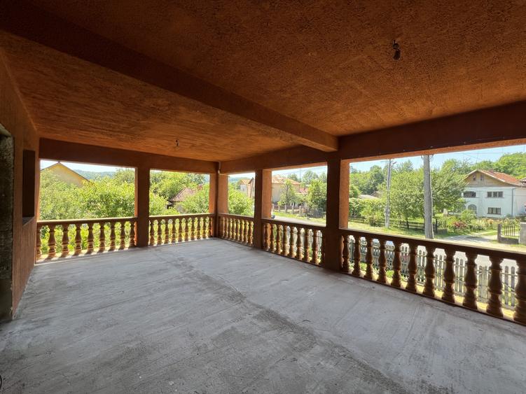 Casă individuală cu 10 camere cu Teren 5164 Mp în Malu cu Flori