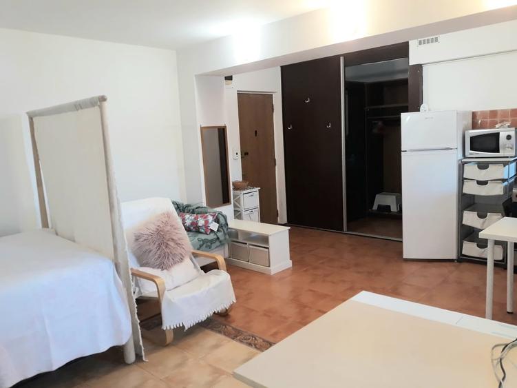 Garsonieră decomandată în Est