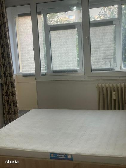 Apartament cu 3 camere semidecomandat, mobilat în Colentina