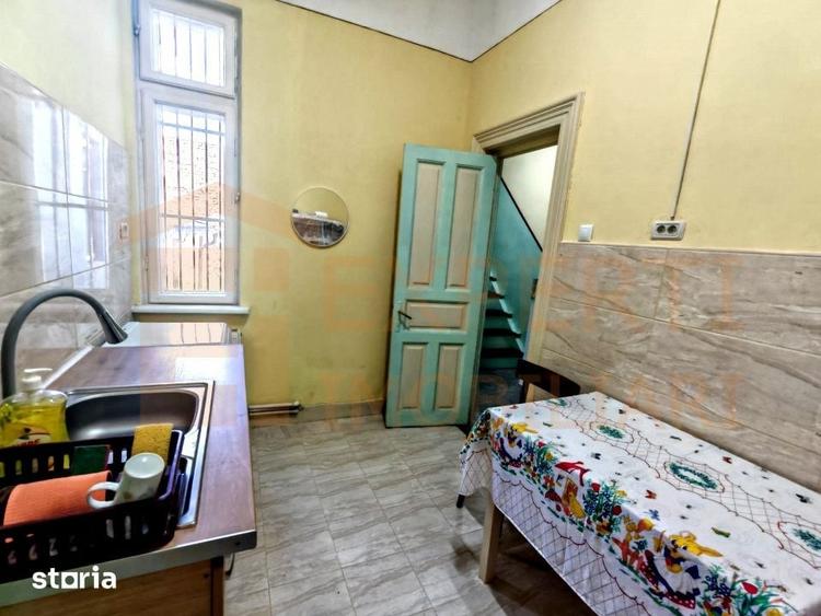 Casă cu 8 camere cu Teren 274 Mp în Tomis II