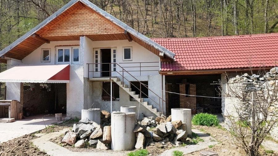 Casă cu 4 camere în Săcelu