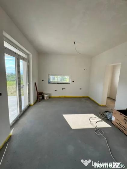 Casă cu 4 camere cu Teren 694 Mp în Satu Nou de Jos