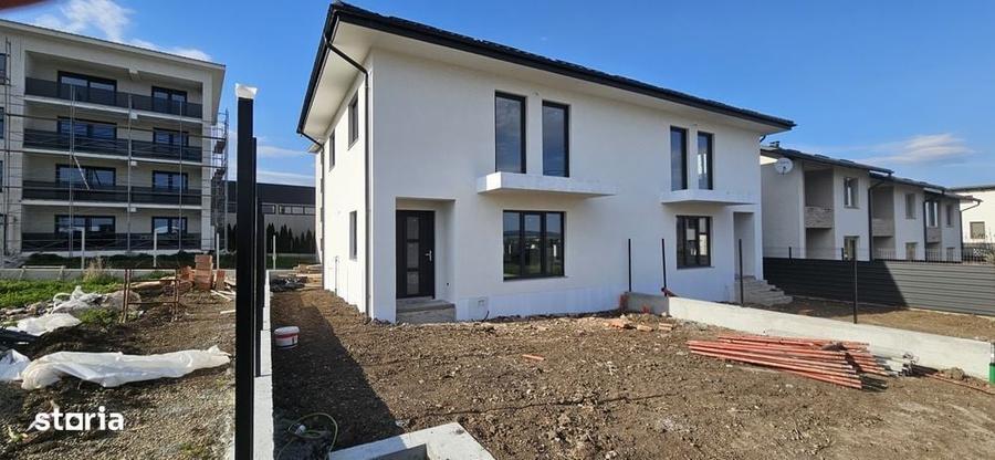 Casă cu 4 camere în Ipotești