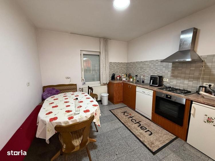 Casă cu 4 camere în Roșu