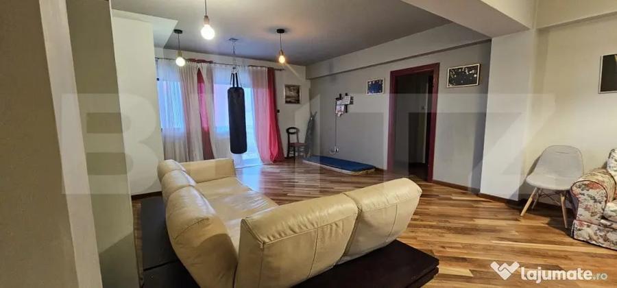 Apartament cu 4 camere semidecomandat, mobilat în Central