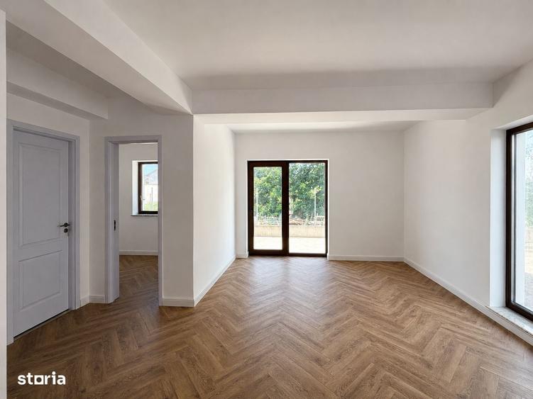 Casă cu 4 camere în Lumina