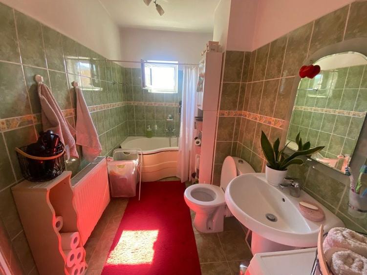Apartament cu 4 camere decomandat în Petros