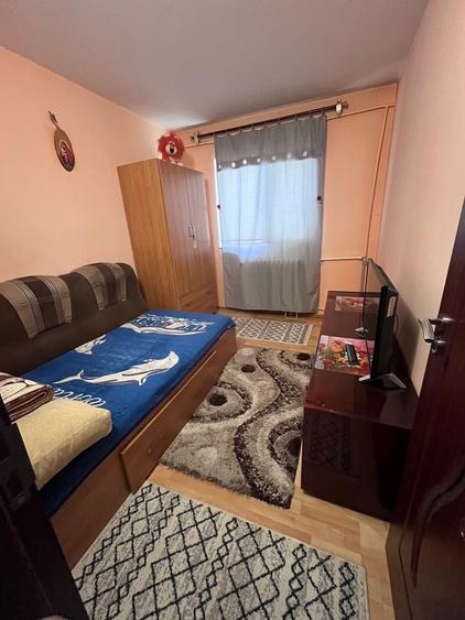 Apartament cu 3 camere semidecomandat în Rovine
