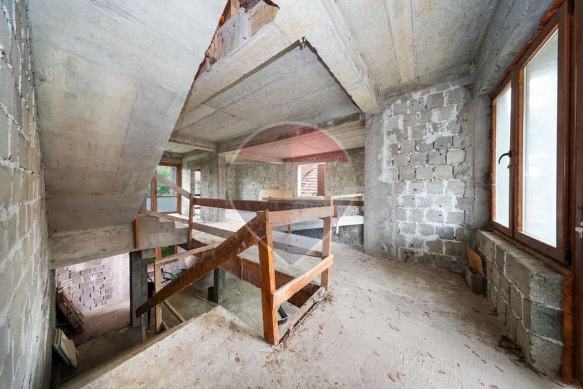 Casă individuală cu 8 camere cu Teren 470 Mp în Gemenii