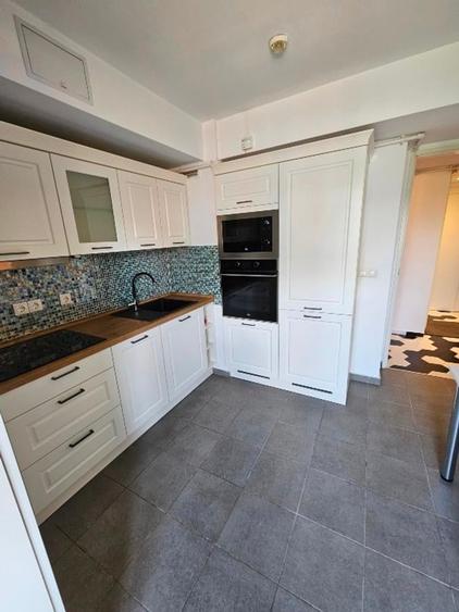 Apartament cu 3 camere semidecomandat în Băneasa