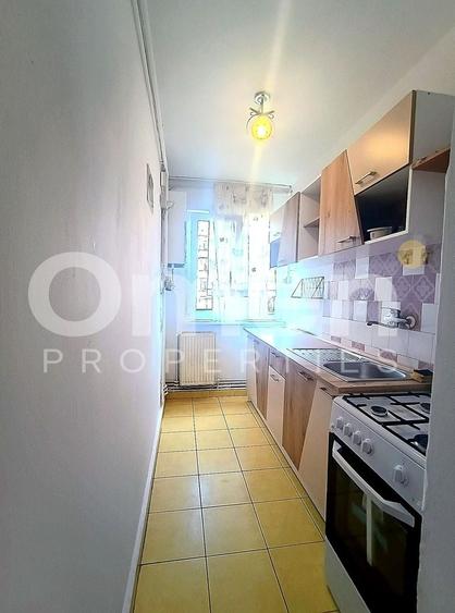 Apartament cu 3 camere semidecomandat, mobilat în Decebal