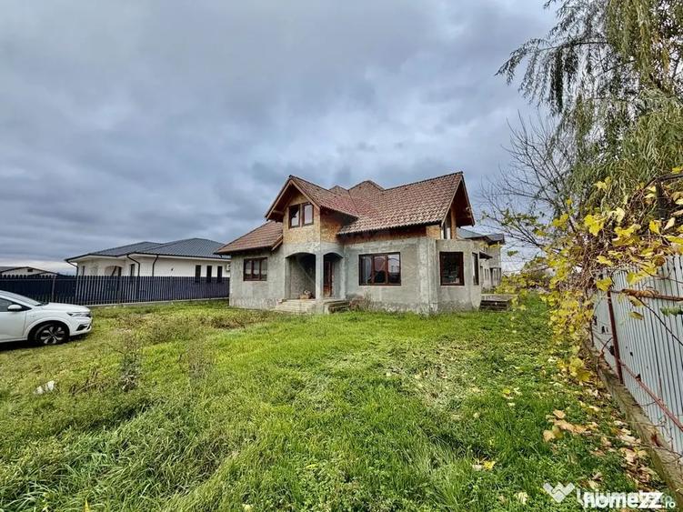 Casă cu 7 camere cu Teren 615 Mp în Est
