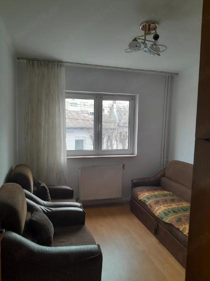 Apartament cu 3 camere nedecomandat în Calea București
