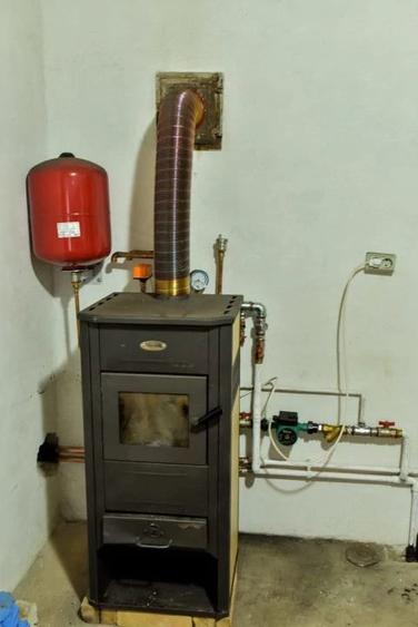 Casă cu 2 camere cu Teren 2453 Mp în Poienari