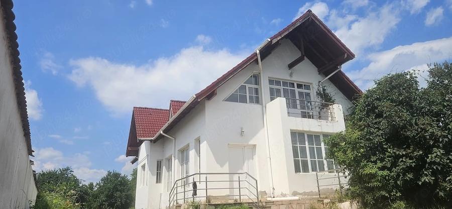 Casă cu 5 camere cu Teren 3000 Mp în Exterior Vest