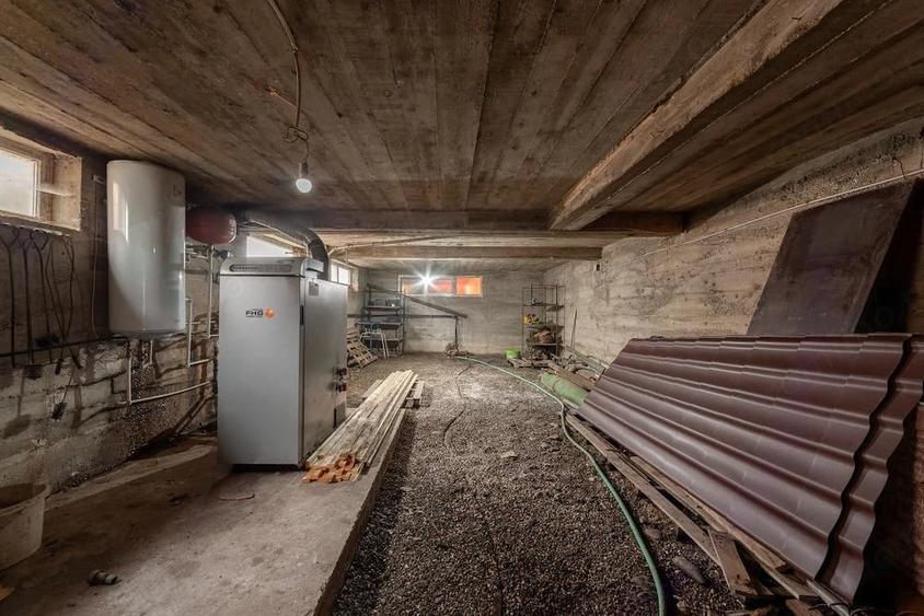 Casă cu Teren 4563 Mp în Central