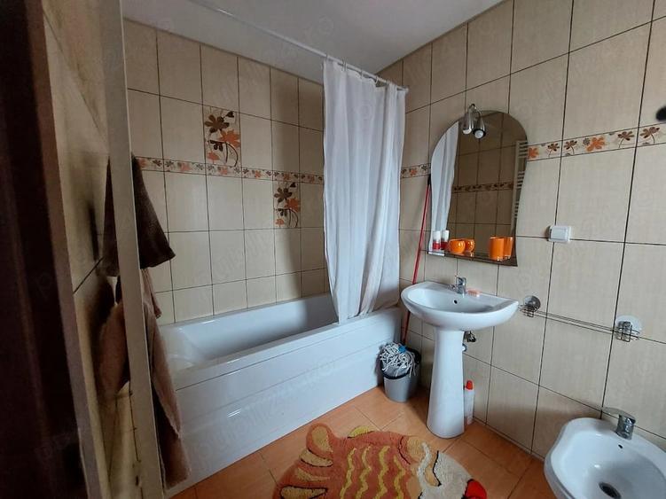 Apartament cu 3 camere decomandat în Florești