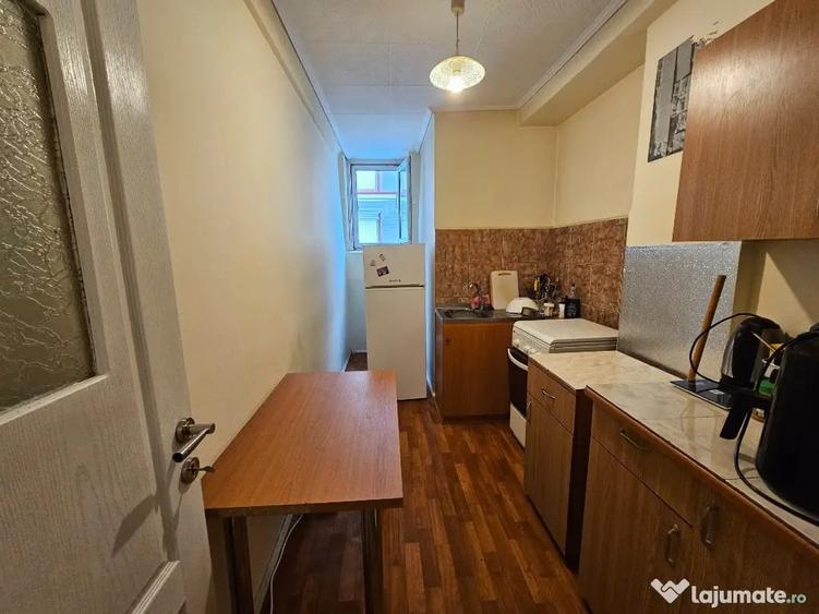 Apartament cu 6 camere decomandat în Calea Victoriei