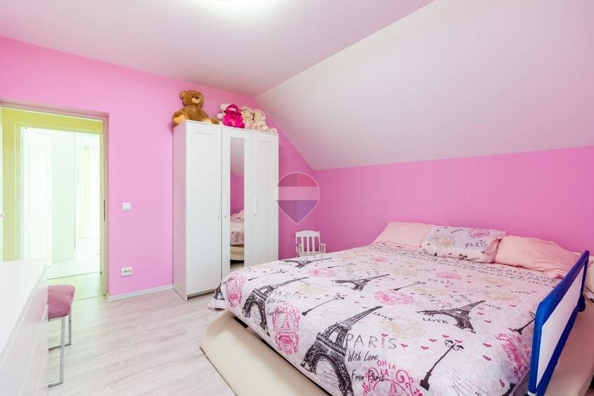 Casă individuală cu 5 camere cu Teren 965 Mp în Pleașa