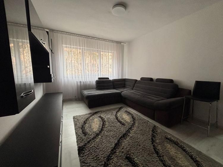 Apartament cu 3 camere semidecomandat, mobilat în George Enescu