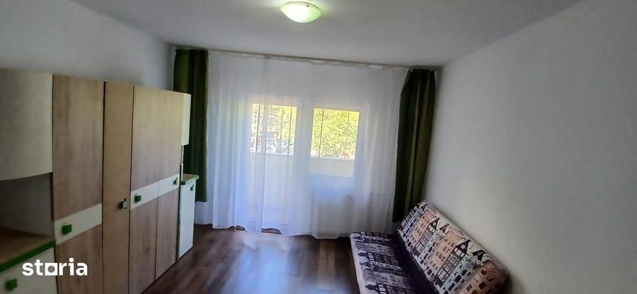 Garsonieră decomandată în Est
