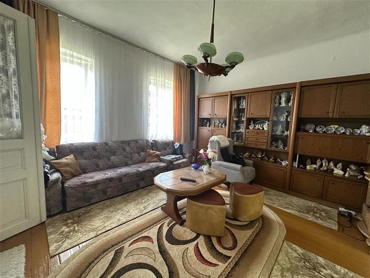 Casă individuală cu 4 camere cu Canalizare în Est