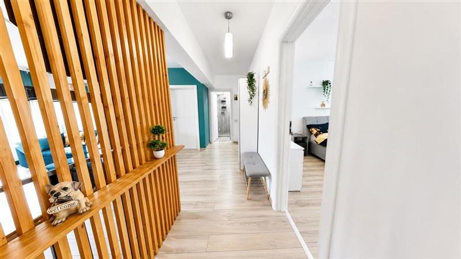 Apartament cu 4 camere decomandat în Tractorul
