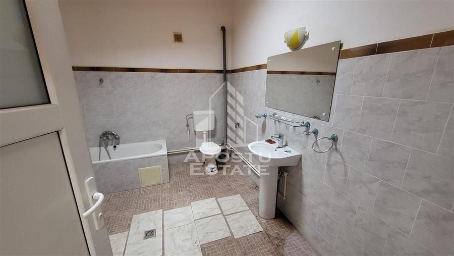 Casă individuală cu 8 camere cu Canalizare în Mehala