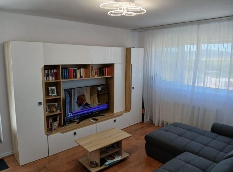 Apartament cu 3 camere decomandat în Triaj