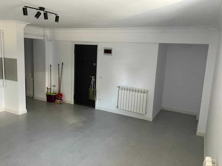 Apartament cu 6 camere semidecomandat în Valea Adâncă